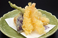 小さな海老と野菜の天ぷら盛り合わせ